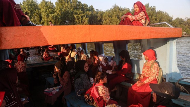 Akses Jalan Terputus Abrasi, Siswa Muara Gembong Andalkan Perahu