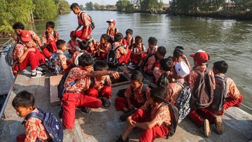 Abrasi Putuskan Akses, Siswa Muara Gembong Bertaruh Nyawa ke Sekolah