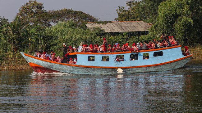 Akses Jalan Terputus Abrasi, Siswa Muara Gembong Andalkan Perahu
