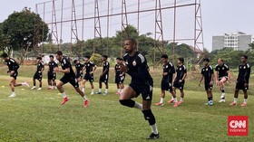Persija Jakarta menggelar latihan terbuka di Persija Training Ground, Sawangan, Kota Depok, Jumat (17/7) sore.

Sesi latihan kali ini jadi yang keempat setelah sebelumnya menggelar latihan perdana pada 14 Juli lalu. Pelatih anyar Shin Tae Yong juga