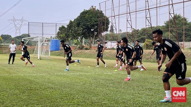 Persija Jakarta menggelar latihan terbuka di Persija Training Ground, Sawangan, Kota Depok, Jumat (17/7) sore.

Sesi latihan kali ini jadi yang keempat setelah sebelumnya menggelar latihan perdana pada 14 Juli lalu. Pelatih anyar Shin Tae Yong juga