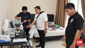 Polresta Bandara Soetta membongkar home industry etomidate di PIK, menangkap WN Singapura. Ribuan cartridge dan peralatan disita dalam operasi ini.