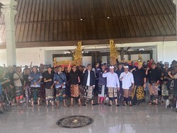 Ratusan Warga Desa Adat Telun Wayah Geruduk DPRD Karangasem