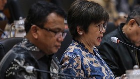 Wakil Kepala Badan Gizi Nasional Agustina Arumsari (kanan) dan Trenggono (kiri) menyampaikan paparan saat rapat dengar pendapat dengan Komisi IX DPR di Kompleks Parlemen, Senayan, Jakarta, Jumat (17/7/2026). Rapat tersebut membahas laporan keuangan B