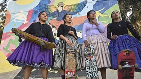 Sebanyak 20 perempuan muda dan anak-anak asal Bolivia unjuk kemampuan bermain skateboard di La Paz pada Kamis 16 Juli 2026 sambil mengenakan pollera khas cholita demi menegaskan identitas perempuan adat dan mempromosikan skate sebagai olahraga inklus