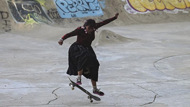 A woman wearing traditional Cholita attire participates in a Cholita skating competition in La Paz, Bolivia, July 16, 2026. REUTERS/Claudia Morales