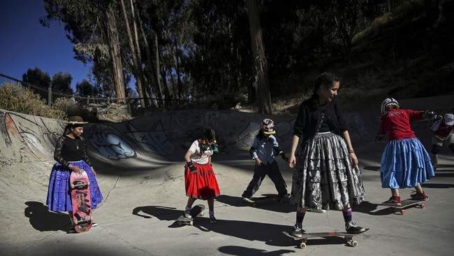 Women wearing traditional Cholita attire perform skateboard tricks during a Cholita skating competition in La Paz, Bolivia, July 16, 2026. REUTERS/Claudia Morales