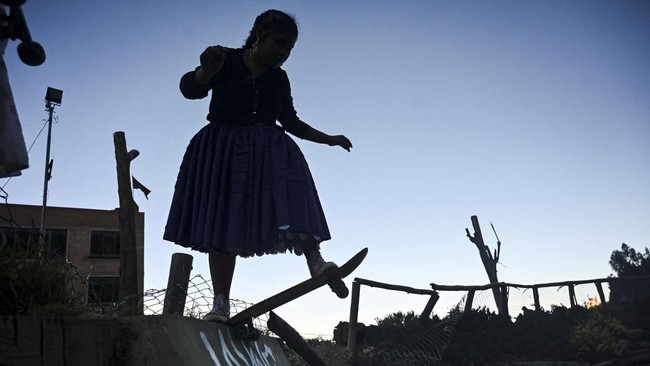 A woman wearing traditional Cholita attire practices on her skateboard during a Cholita skating competition in La Paz, Bolivia, July 16, 2026. REUTERS/Claudia Morales