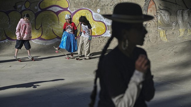 Women wearing traditional Cholita attire perform skateboard tricks during a Cholita skating competition in La Paz, Bolivia, July 16, 2026. REUTERS/Claudia Morales