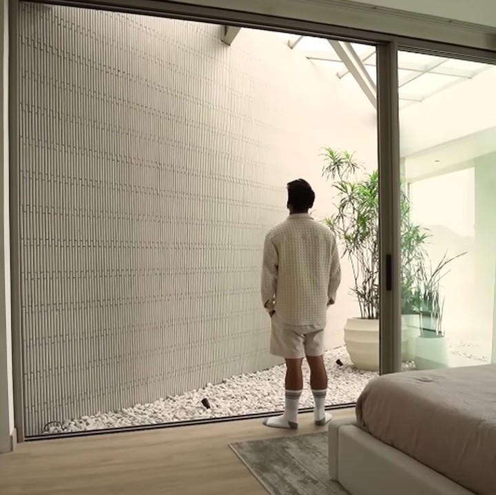 <p>Tak hanya itu, Boy juga menghadirkan jendela kaca berukuran besar di kamarnya yang memungkinkan pencahayaan alami sekaligus menyuguhkan pemandangan area luar.&nbsp;(Foto: YouTube BW.)</p>