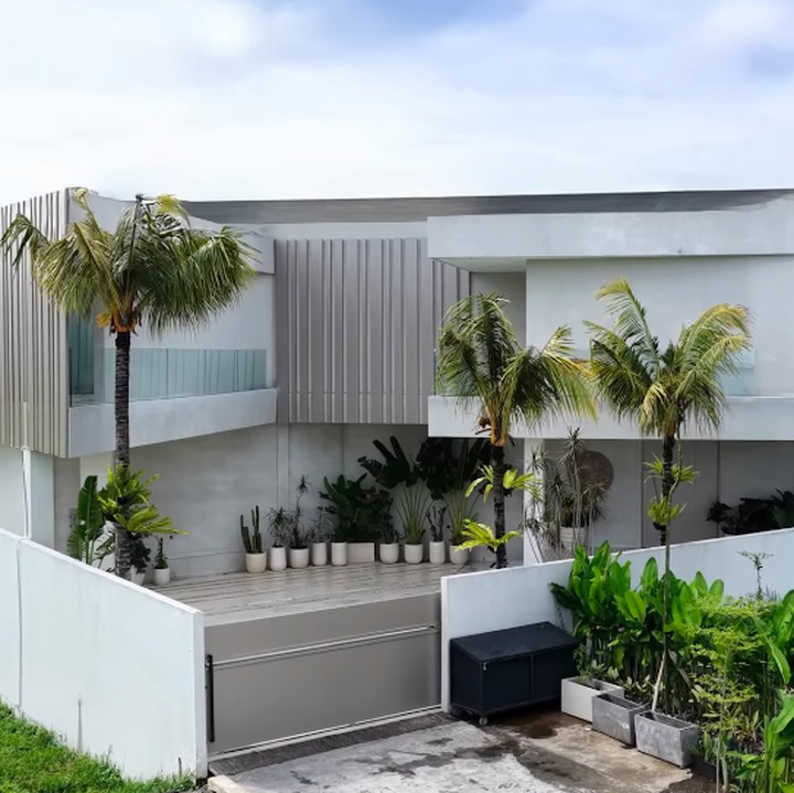<p>Tak sedikit artis Indonesia yang membangun villa pribadi di Bali. Begitu juga dengan Boy William yang menghadirkan The BW Estate, hunian bergaya minimalils di kawasan Canggu, Bali. (Foto: YouTube BW.)</p>