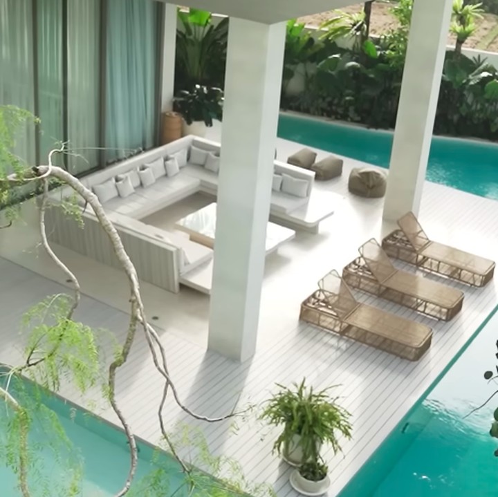 <p>Saat masih muda, Boy mengaku gemar menghabiskan waktu di <em>beach club.</em> Pengalaman tersebut menginspirasinya menghadirkan nuansa serupa di vila pribadinya ini. &ldquo;Ngomong-ngomong soal suasana tropis, gua tuh anaknya Saya dulu suka sekali pergi ke klub pantai di masa muda saya. Sekarang gua lebih demen di rumah. Jadi, saya ingin membuat rumah di mana getarannya seperti klub pantai juga. Tapi itu adalah klub pantai pribadi di mana kita tidak usah keluar rumah. Saya membawa klub pantai ke sini,&rdquo; ungkap Boy.&nbsp;(Foto: YouTube BW.)</p>