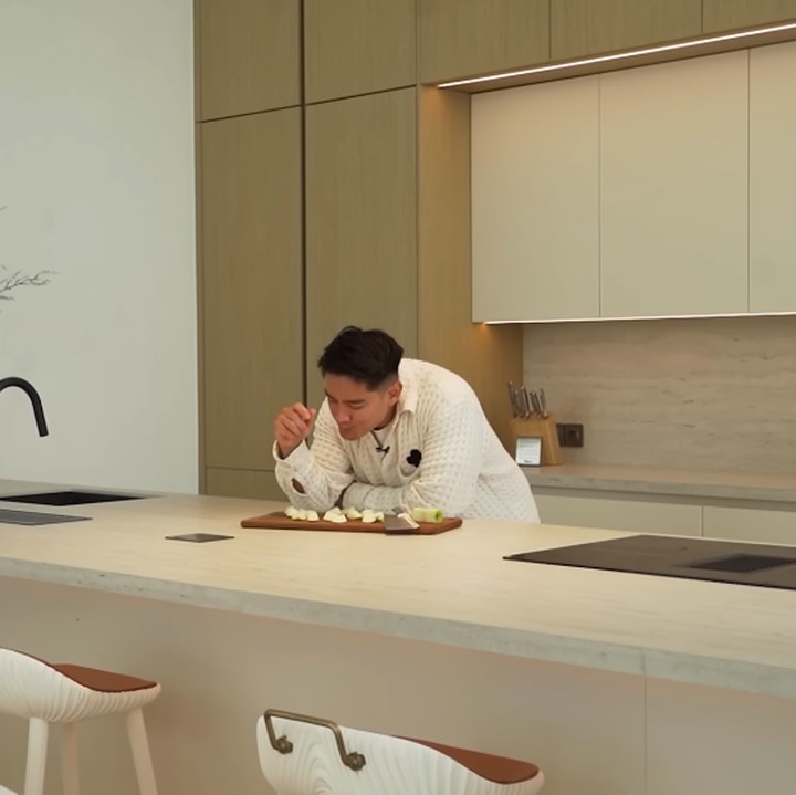 <p>Belum lama ini, Boy membagikan tur vila barunya yang didominasi warna putih dan beige melalui video yang diunggah di kanal YouTube miliknya. &ldquo;Saya suka menyebutnya <em>&lsquo;White House</em>&rsquo; saya karena satu rumah warnanya memang kita bikinnya satu warna, bisa dibilang ini warnanya <em>beige</em>,&rdquo; ujar Boy, dikutip dari kanal YouTube <em>BW.,</em> Jumat (17/7/2026).&nbsp;(Foto: YouTube BW.)</p>