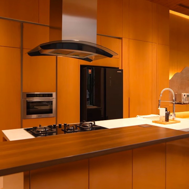 <p>Memasuki area dapur yang dipenuhi dengan sentuhan warna cokelat, Pevita mengaku tempat ini sering digunakan bersama teman-temannya untuk memasak berbagai hidangan. Ia mengatakan dapurnya sudah seperti kafe, Bunda. &ldquo;Dan banyak menghabiskan waktu disini masak-masak sama teman-teman. Buat aku dan buat teman-teman udah sedikit agak kayak kafe kayaknya disini kadang-kadang,&rdquo; tuturnya.&nbsp;(Foto: YouTube Pevita Pearce)</p>