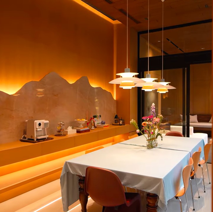 <p>Masih satu area dengan dapur, Pevita menyebut ruang makannya ini <em>&lsquo;full of memories&rsquo;.</em> Ruang makan Pevita ini didekorasi begitu cantik. Sebab, meja makan yang digunakan memiliki usia yang lebih tua darinya. &ldquo;Salah satu <em>piece</em> yang pertama ada di rumah ini itu <em>dining table</em> aku. Mungkin sekarang enggak kelihatan karena ketutupan sama taplaknya. Tapi <em>dining table</em> ini tuh umurnya udah lebih tua dari aku. Ini sebetulnya punya mami aku,&rdquo; ungkap Pevita.&nbsp;(Foto: YouTube Pevita Pearce)</p>