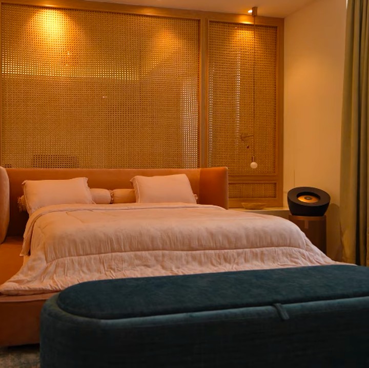 <p>Kamar tidur utama yang <em>cozy</em> ini&nbsp;menjadi ruang pertama yang memiliki interior lengkap di rumah Pevita. Nuansa <em>pink</em> mendominasi ruangan ini, mulai dari tempat tidur hingga dekorasinya. &ldquo;Kamar ini duluan yang pertama kali jadi interiornya dan warnanya, kasurnya <em>pink</em>. Jadi ya, aku sangat suka ruangan ini. Karena ada banyak warna-warna dan itu memberiku begitu banyak kebahagiaan,&rdquo; tuturnya.&nbsp;(Foto: YouTube Pevita Pearce)</p>