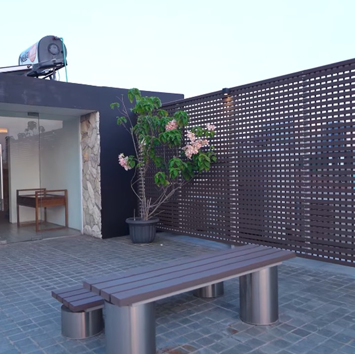 <p>Terakhir, Pevita juga memperlihatkan <em>rooftop</em> di lantai tiga yang menjadi salah satu sudut favoritnya. Area yang masih menjadi bagian dari konsep <em>woman cave</em> ini diranang sebagai tempat untuk bersantai, Bunda. &ldquo;Ini juga salah satu bagian favorit aku,&nbsp;banyak banget momen aku sama teman-teman di sini,&rdquo; ujar Pevita.&nbsp;(Foto: YouTube Pevita Pearce)</p>