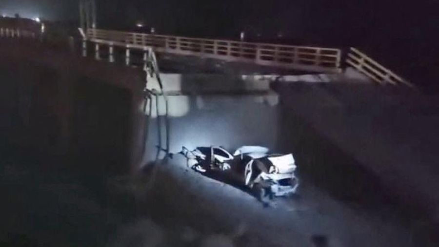 Sebuah sinar menerangi kendaraan nan rusak dan bagian jembatan nan runtuh setelah serangan udara, di Bandar Khamir, provinsi Hormozgan, Iran, 16 Juli 2026, dalam tangkapan layar nan diperoleh dari video media sosial. (Media Sosial/via REUTERS)