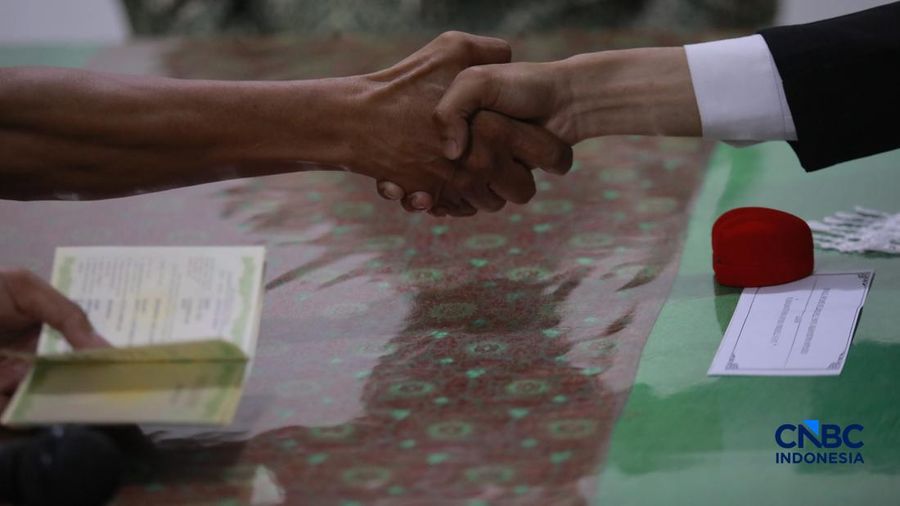 Sepasang calon pengantin Azril 24 tahun dan Julia 23 tahun menjalani prosesi janji nikah di KUA Tebet, Jakarta, Jumat, (17/7/2026). (CNBC Indonesia/Muhammad Sabki)