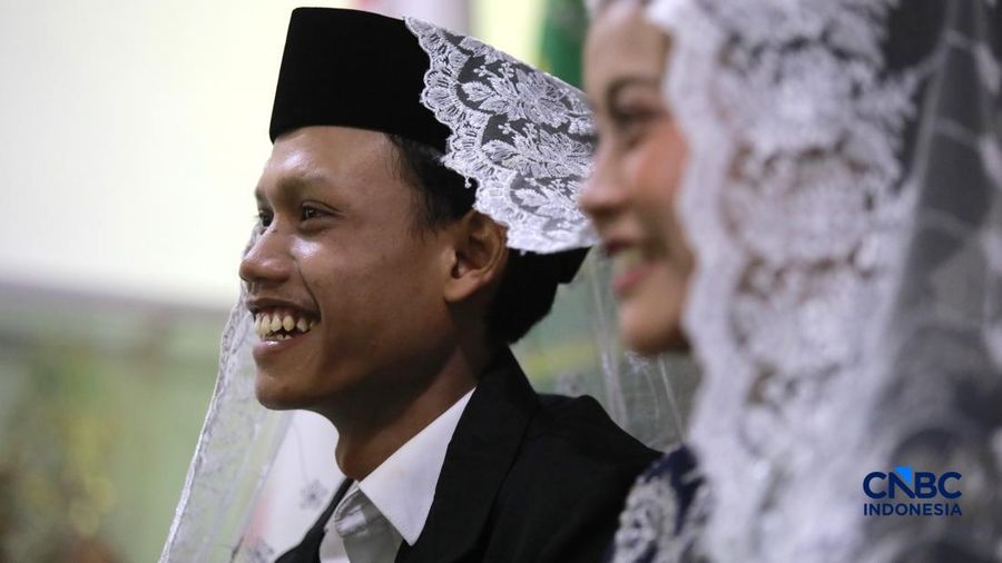 Sepasang calon pengantin Azril 24 tahun dan Julia 23 tahun menjalani prosesi janji nikah di KUA Tebet, Jakarta, Jumat, (17/7/2026). (CNBC Indonesia/Muhammad Sabki)