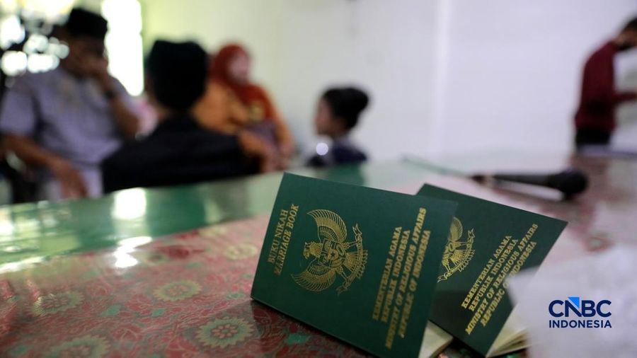 Sepasang calon pengantin Azril 24 tahun dan Julia 23 tahun menjalani prosesi janji nikah di KUA Tebet, Jakarta, Jumat, (17/7/2026). (CNBC Indonesia/Muhammad Sabki)