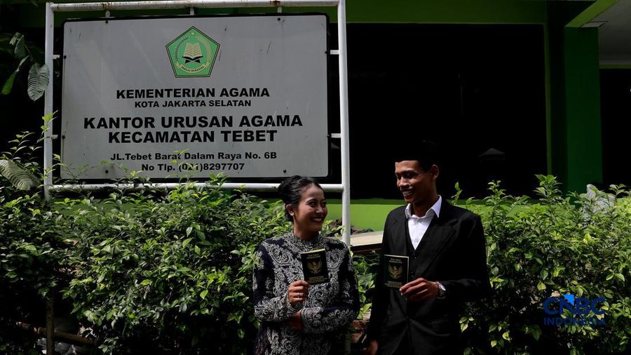 Sepasang calon pengantin Azril 24 tahun dan Julia 23 tahun menjalani prosesi janji nikah di KUA Tebet, Jakarta, Jumat, (17/7/2026). (CNBC Indonesia/Muhammad Sabki)