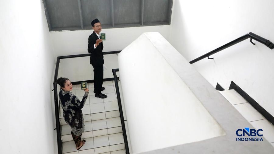 Sepasang calon pengantin Azril 24 tahun dan Julia 23 tahun menjalani prosesi janji nikah di KUA Tebet, Jakarta, Jumat, (17/7/2026). (CNBC Indonesia/Muhammad Sabki)