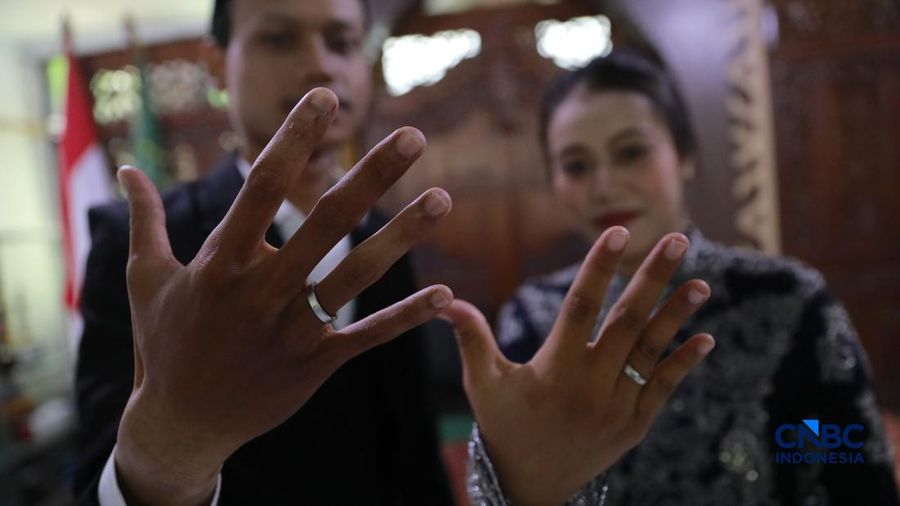 Sepasang calon pengantin Azril 24 tahun dan Julia 23 tahun menjalani prosesi janji nikah di KUA Tebet, Jakarta, Jumat, (17/7/2026). (CNBC Indonesia/Muhammad Sabki)