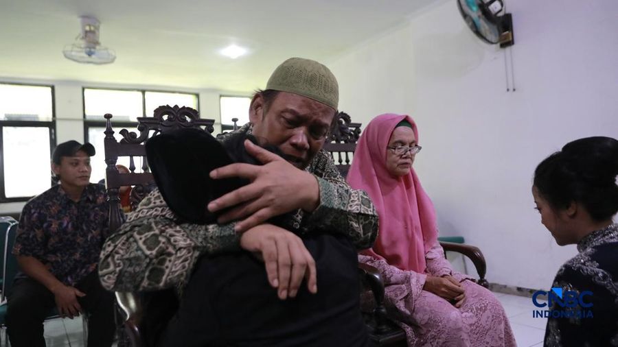 Sepasang calon pengantin Azril 24 tahun dan Julia 23 tahun menjalani prosesi janji nikah di KUA Tebet, Jakarta, Jumat, (17/7/2026). (CNBC Indonesia/Muhammad Sabki)