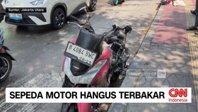 Sebuah sepeda motor dilalap si jago merah. Diduga, kebakaran terjadi akibat kebocoran selang BBM. Pemilik motor hanya bisa pasrah motornya hangus terbakar di Sunter, Jakarta Utara.