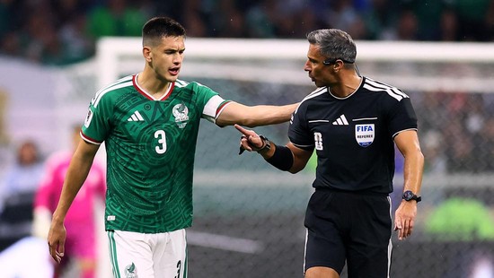 Soccer Football - FIFA World Cup 2026 - Round of 32 - Mexico v Ecuador - Estadio Azteca, Mexico City, Mexico - June 30, 2026 Mexico's Cesar Montes remonstrates to referee Slavko Vincic REUTERS/Eloisa Sanchez