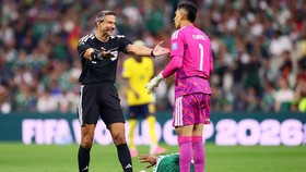 Soccer Football - FIFA World Cup 2026 - Round of 32 - Mexico v Ecuador - Estadio Azteca, Mexico City, Mexico - June 30, 2026 Mexico's Raul Rangel remonstrates to referee Slavko Vincic as Mexico's Luis Romo reacts after sustaining an injury REUTERS/El