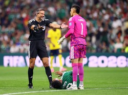 Soccer Football - FIFA World Cup 2026 - Round of 32 - Mexico v Ecuador - Estadio Azteca, Mexico City, Mexico - June 30, 2026 Mexico's Raul Rangel remonstrates to referee Slavko Vincic as Mexico's Luis Romo reacts after sustaining an injury REUTERS/El