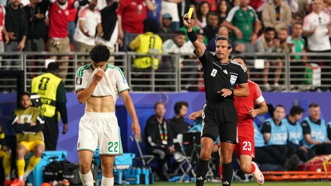 Soccer Football - FIFA World Cup 2026 - Group J - Jordan v Algeria - San Francisco Bay Area Stadium, Santa Clara, California, U.S. - June 22, 2026 Referee Slavko Vincic shows a yellow card to Algeria's Ramiz Zerrouki IMAGN IMAGES via Reuters/David Go
