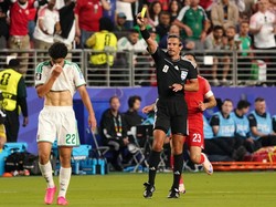 Soccer Football - FIFA World Cup 2026 - Group J - Jordan v Algeria - San Francisco Bay Area Stadium, Santa Clara, California, U.S. - June 22, 2026 Referee Slavko Vincic shows a yellow card to Algeria's Ramiz Zerrouki IMAGN IMAGES via Reuters/David Go