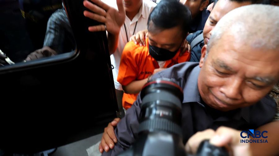 Tersangka kasus dugaan tindak pidana pencucian duit PT Asabri-Krakatau Steel, Don Ritto, tiba di Gedung Jampidsus, Kejaksaan Agung, Jakarta, Jumat (17/7/2026). (CNBC Indonesia/Muhammad SabkI)