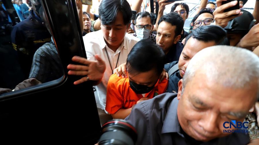 Tersangka kasus dugaan tindak pidana pencucian duit PT Asabri-Krakatau Steel, Don Ritto, tiba di Gedung Jampidsus, Kejaksaan Agung, Jakarta, Jumat (17/7/2026). (CNBC Indonesia/Muhammad SabkI)