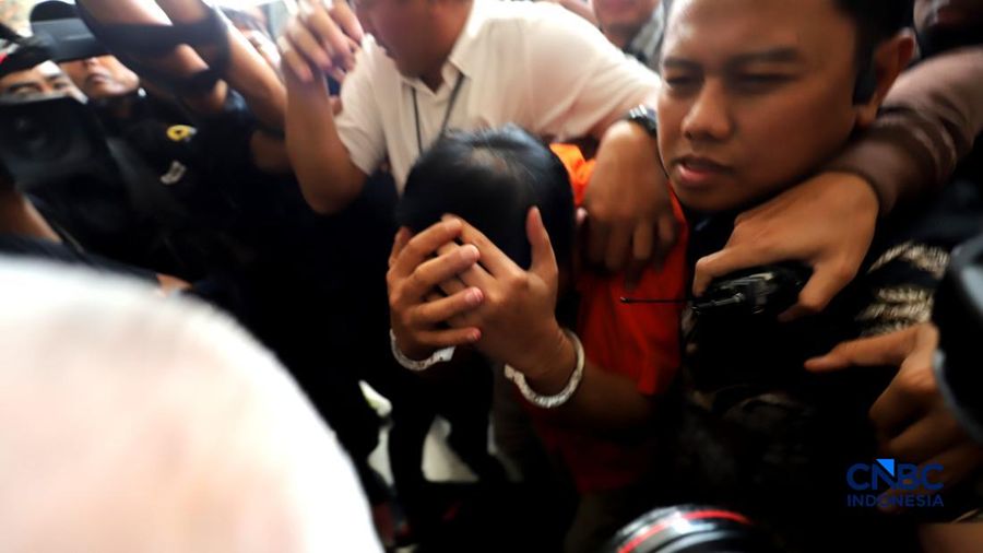 Tersangka kasus dugaan tindak pidana pencucian duit PT Asabri-Krakatau Steel, Don Ritto, tiba di Gedung Jampidsus, Kejaksaan Agung, Jakarta, Jumat (17/7/2026). (CNBC Indonesia/Muhammad SabkI)