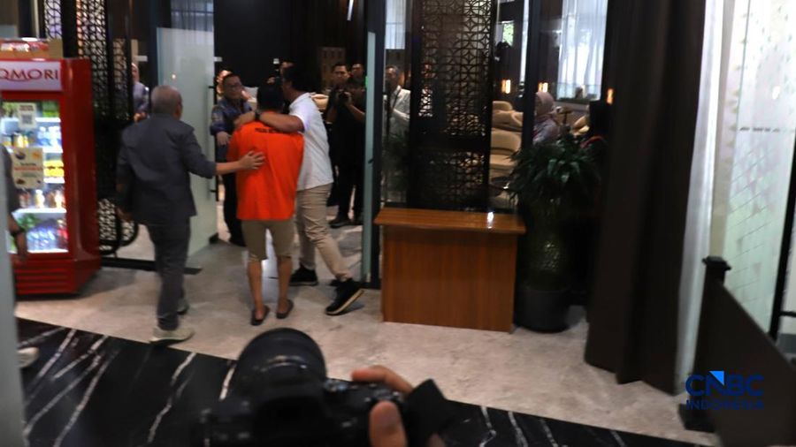 Tersangka kasus dugaan tindak pidana pencucian duit PT Asabri-Krakatau Steel, Don Ritto, tiba di Gedung Jampidsus, Kejaksaan Agung, Jakarta, Jumat (17/7/2026). (CNBC Indonesia/Muhammad SabkI)