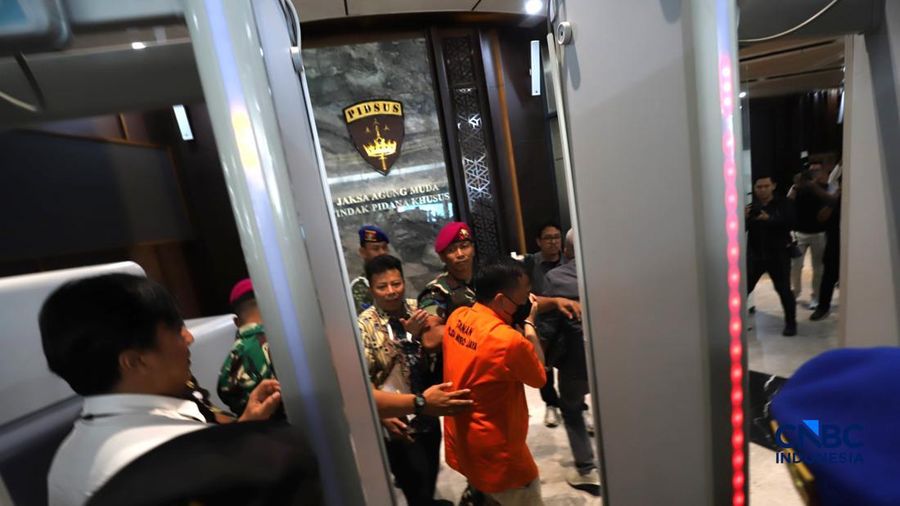 Tersangka kasus dugaan tindak pidana pencucian duit PT Asabri-Krakatau Steel, Don Ritto, tiba di Gedung Jampidsus, Kejaksaan Agung, Jakarta, Jumat (17/7/2026). (CNBC Indonesia/Muhammad SabkI)