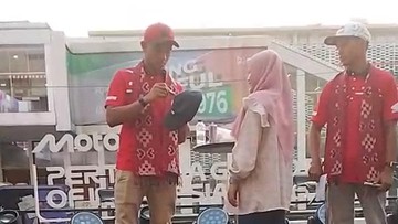 Pulang ke Indonesia, Veda Ega dan Mario Aji Bagi-bagi Hadiah