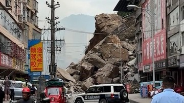 Bukit Longsor di Chongqing China, Sejumlah Rumah Tertimbun