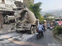 Lalu Lintas di Dago Atas Macet gegara Truk Molen Mogok
