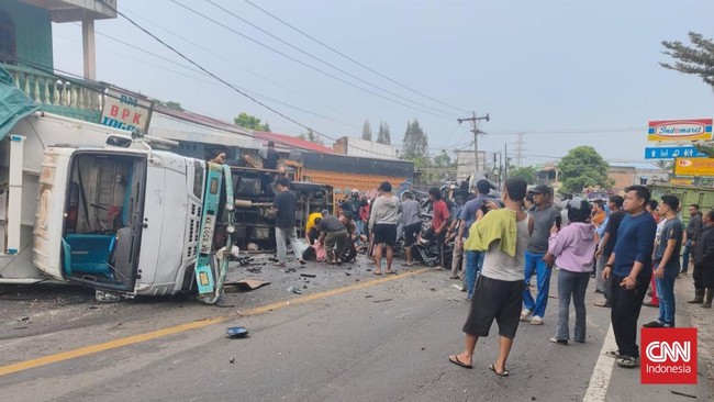Tabrakan beruntun di Jalan Jamin Ginting, Sumatera Utara, melibatkan 9 kendaraan, menewaskan 4 orang dan melukai 8 lainnya.