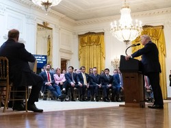 Trump Geram Operator Teleprompter Pasang Taruhan Isi Pidatonya