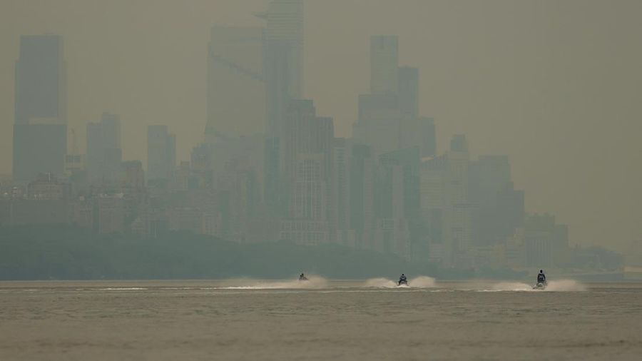 USA-WEATHER/WILDFIRPemandangan alam Kota New York terlihat melalui lapisan asap kebakaran rimba di New York City, Amerika Serikat (AS), Kamis (16/72026). (REUTERS/Mike Segar)