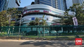 Sejumlah mal di Surabaya mendadak membangun pagar baru yang tinggi. Pihak pengelola pun buka suara memberikan penjelasan.