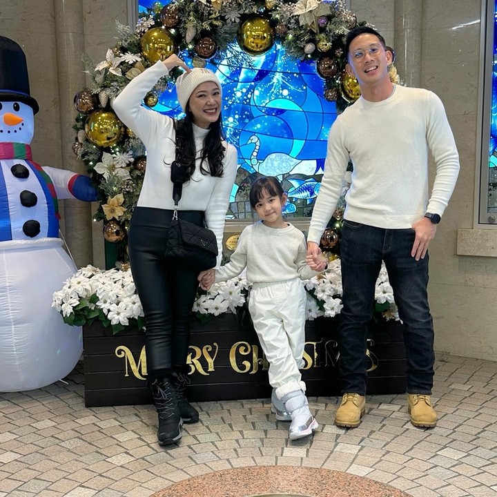<p>Tak hanya itu, keluarga artis yang satu ini cukup sering meluangkan waktu untuk liburan bersama. Pada momen Natal dan Tahun Baru lalu, mereka memilih Jepang sebagai destinasi wisata, Bunda.&nbsp;(Foto: Instagram @yuanitachrist)</p>