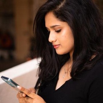 5 Zodiak yang Punya Kebiasaan Stalking di Medsos, Rasa Penasarannya Sulit Ditahan