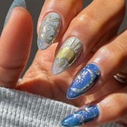 7 Inspirasi Velvet Manicure untuk Musim Panas yang Elegan dan Stylish